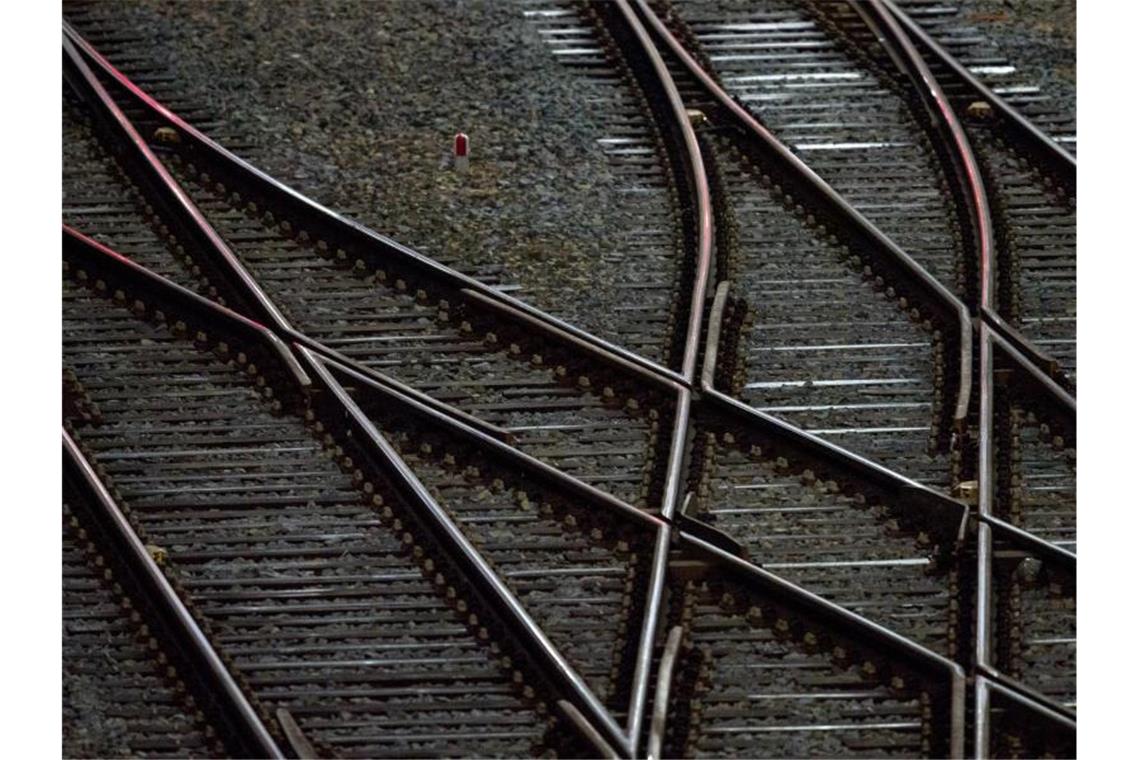 Stuttgart: Einschränkungen Bahnverkehr wegen Oberleitung Gleise sind vor einem Hauptbahnhof zu sehen. Foto: Hendrik Schmidt/zb/dpa/Archivbild
