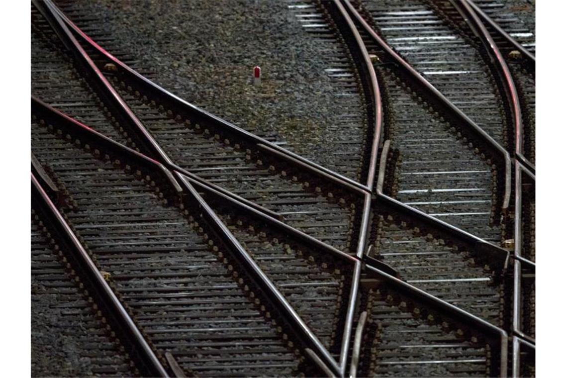 Gleise sind vor einem Hauptbahnhof zu sehen. Foto: Hendrik Schmidt/zb/dpa/Symbolbild