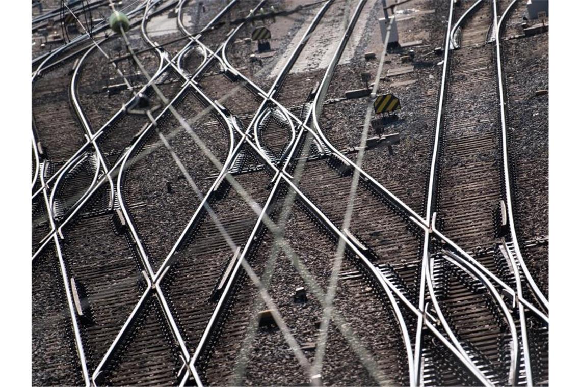 Gleise und Oberleitungen: Auf einem Bahnhof bei Landshut sind zwei Schüler von einem Zug erfasst und tödlich verletzt worden. (Symbolbild). Foto: Sven Hoppe/dpa