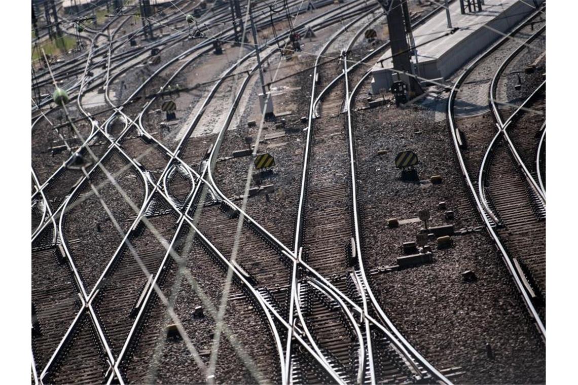 Stellwerksfehler legt Pendlerverkehr auf Remsbahn lahm Gleise verlaufen gerade und in Kurven auf dem Boden. Foto: Sven Hoppe/dpa/Archivbild