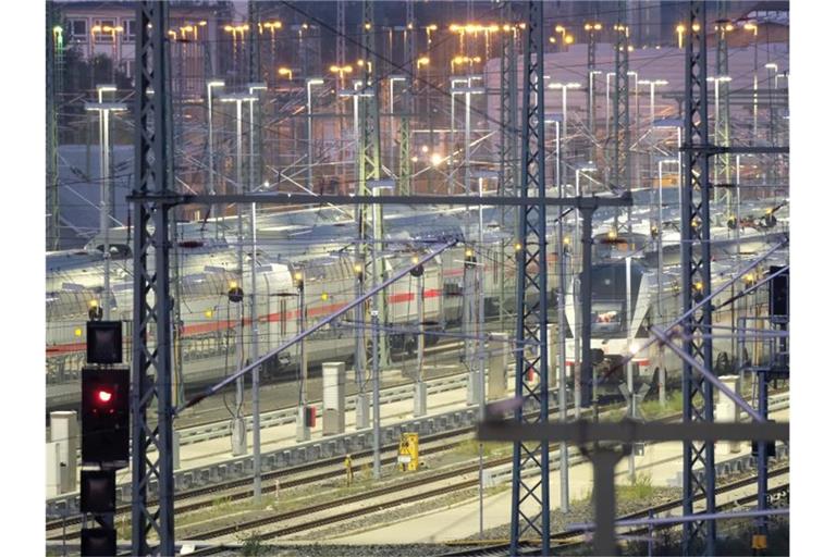 Gleise vor dem Leipziger Hauptbahnhof. Foto: Sebastian Willnow/dpa-Zentralbild/dpa