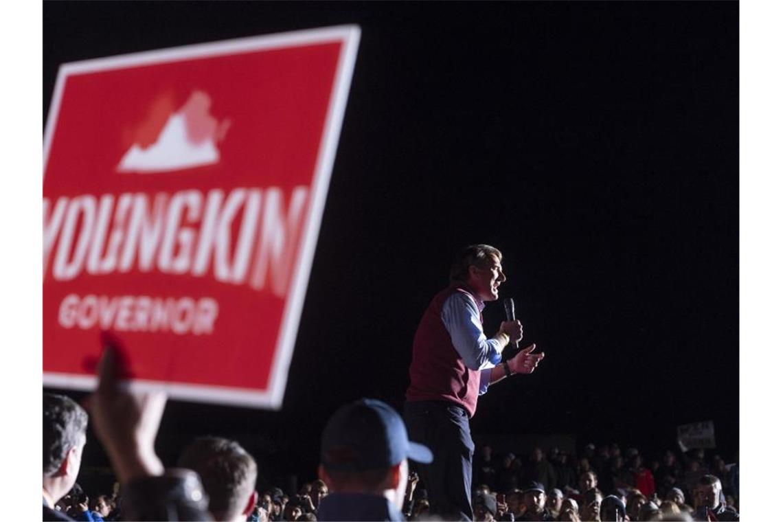 Schlappe für Biden - Republikaner gewinnt in Virginia Glenn Youngkin, republikanischer Kandidat für die Gouverneurswahl in Virginia, spricht bei einer Wahlkampfveranstaltung in Leesburg zu seinen Anhängern. Foto: Cliff Owen/FR170079 AP/dpa