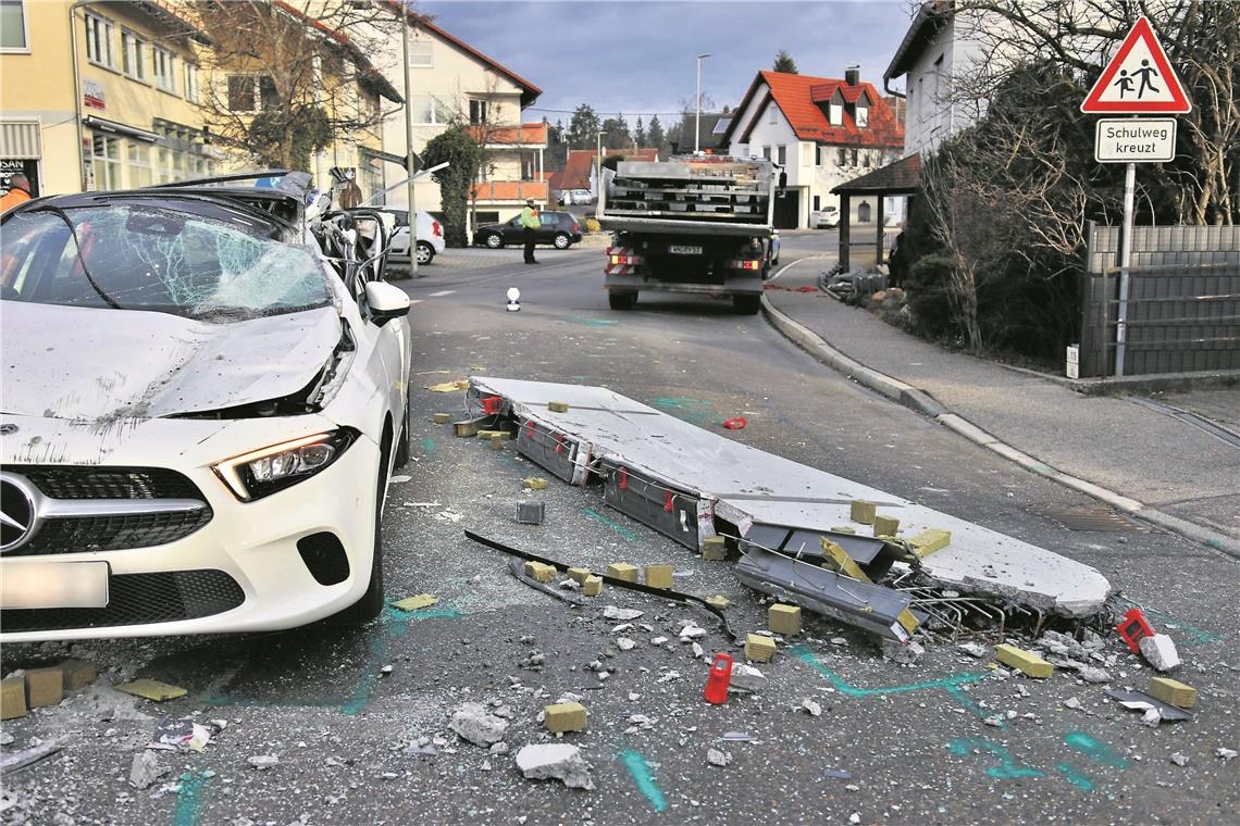 Glimpflich ausgegangen: Mit einem Armbruch hat gestern Althüttes Bürgermeister Reinhold Sczuka den Unfall überstanden, als ein entgegenkommender Laster Ladung verloren hat und ein Betonteil auf das Dach seines Mercedes gefallen ist. Fotos: 7aktuell/K. Lermer/A. Becher