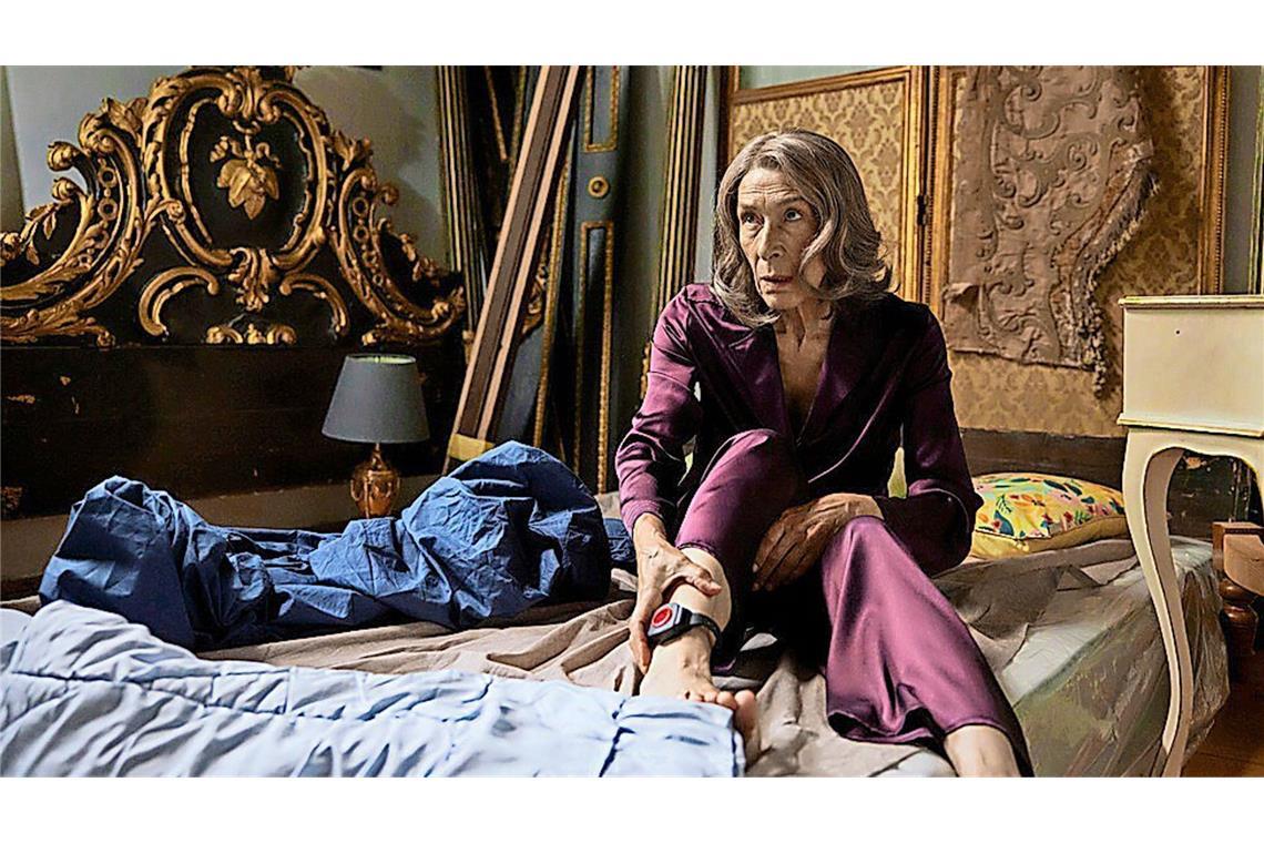 Gloria Almeda (Adele Neuhauser) ist seit ihrer unerwarteten Rückkehr aus dem Gefängnis mit einer Fußfessel ans Schloss gebunden.