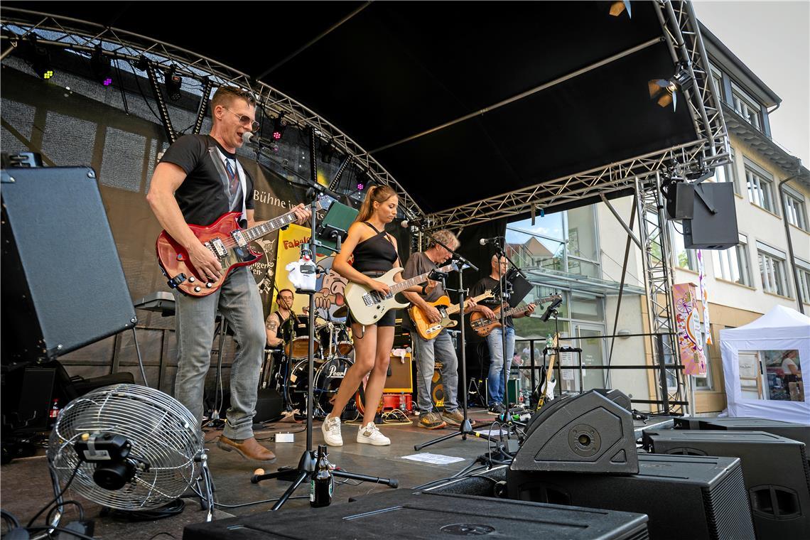 Der Live-Blog zum 53. Backnanger Straßenfest: Mit dem Zapfenstreich klingt das Fest aus Glory & The Killerpigs heizen dem Stiftshof ein. Foto: Alexander Becher
