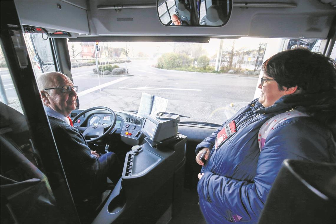 Glücklich, dass der Bus nach Murrhardt fährt: Nadine Steudle mit Busfahrer Helmut Pfeil.