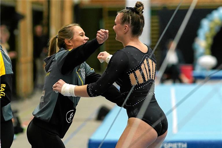 Die TSG Backnang turnt in einer eigenen Liga Glücklich mit dem starken Auftritt in Nürtingen: TSG-Trainerin Melanie Andergassen und Teamkapitänin Emely Pokorny. Foto: Janett Pietsch
