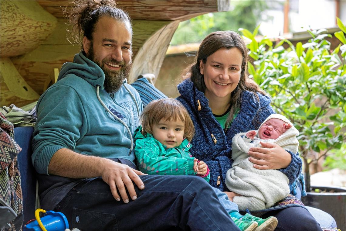 Glückliche Familie: Johannes, Lia und Anna Birzele (von links) mit Neuankömmling Janne. Foto: A. Becher