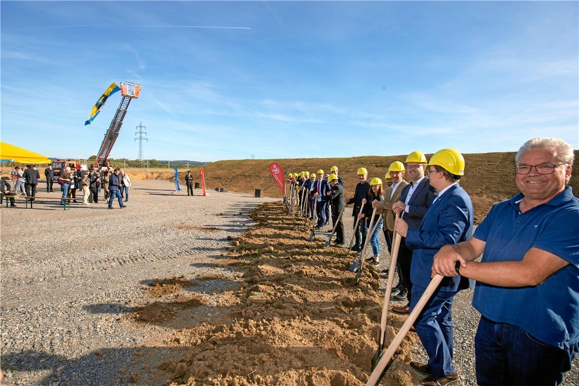 Spatenstich im „goldenen Süden“ Glückliche Gesichter beim Spatenstich in Waldrems: Für 5,6 Millionen Euro entsteht hier das Feuerwehrhaus Backnang-Süd. Foto: A. Becher