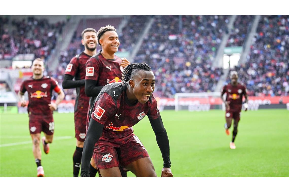 "Wir können es": Wagner zweifelt nicht nach 0:6-Lehrstunde Glückliche Leipziger, vorne 1:0-Schütze Yan Diomande, jubeln in Augsburg.