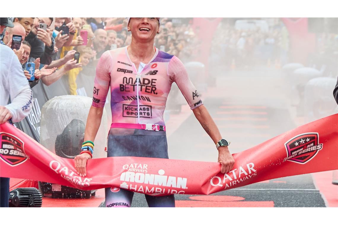 Bilder des Tages Glückliche Siegerin: Laura Philipp (Deutschland) gewinnt die Ironman EM