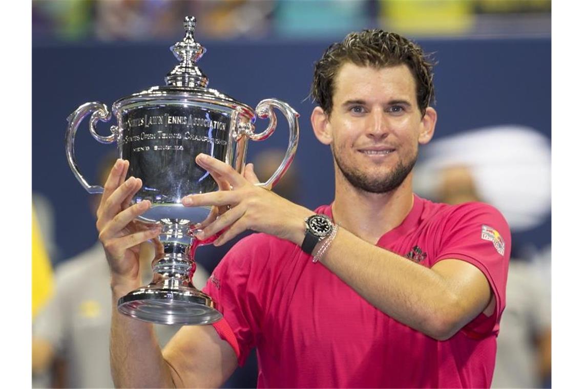 Glücklicher Gewinner: Dominic Thiem aus Österreich hält die Trophäe in den Händen. Foto: Frank Franklin II/AP/dpa