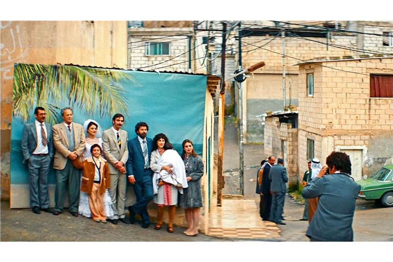 Glücks-Moment vor künstlicher Palmen-Kulisse: Szene aus „Im Schatten des Orangenbaums“