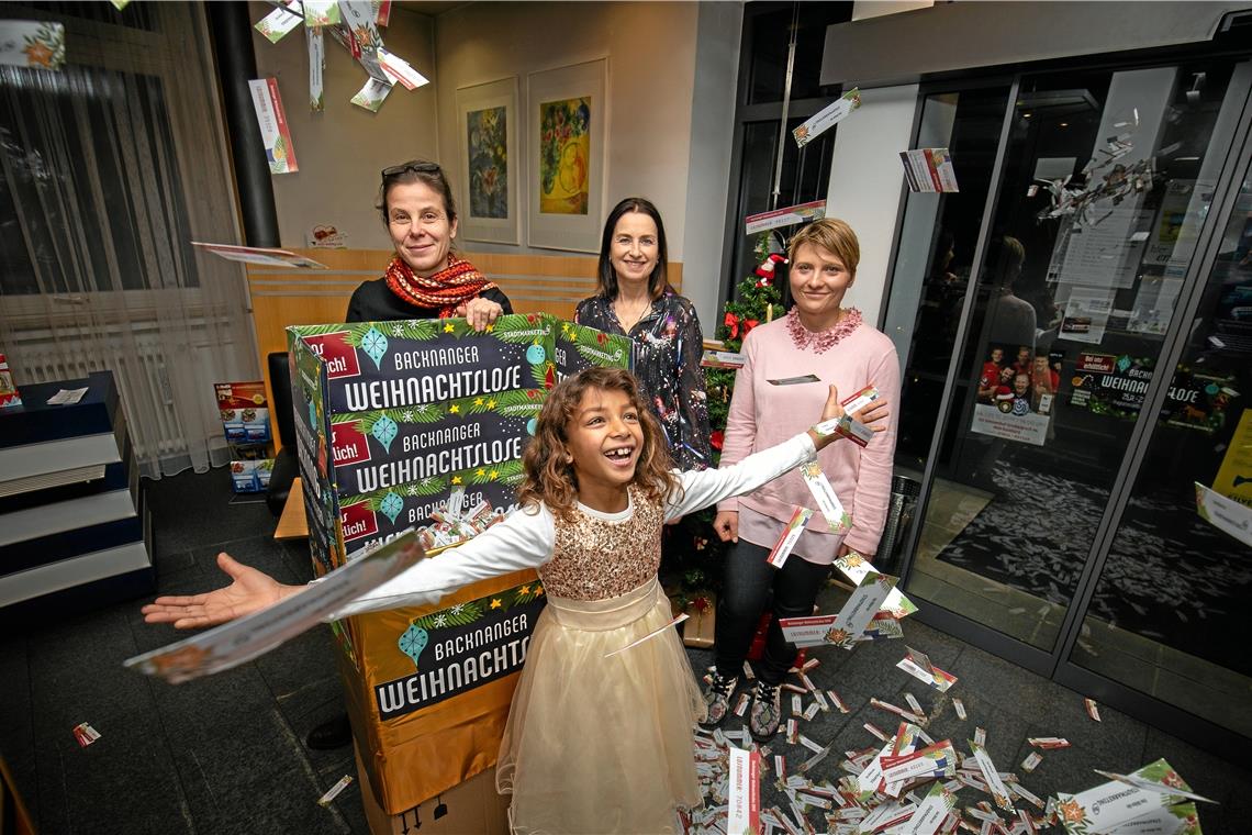 Glücksfee Kadi zieht die drei Hauptgewinner Glücksfee Kadi Stoppel (8) lässt die Lose regnen. Außerdem dabei: Brigitte Janus, Sigrid Göttlich und Vanessa Boss (von links). Foto: A. Becher