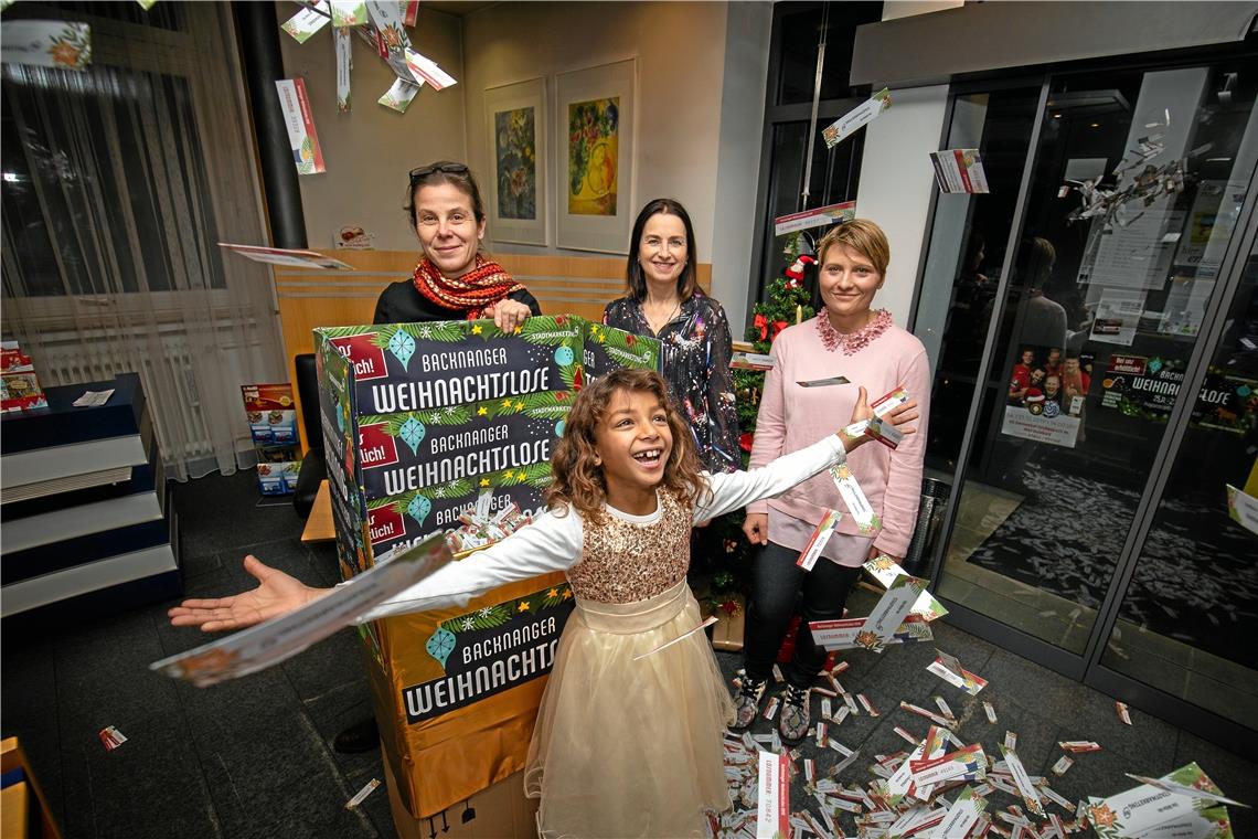 Glücksfee Kadi Stoppel (8) ließ bei der Ziehung hder Hauptgewinner die Lose regnen. Außerdem dabei: Brigitte Janus, Sigrid Göttlich und Vanessa Boss (von links). Foto: A. Becher