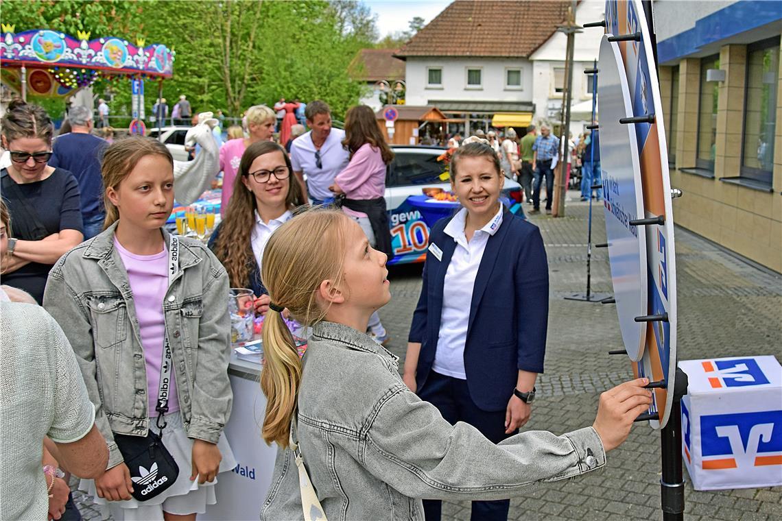 Glücksrad vor der Volksbank. Fleckaschau am 26. April 2026 in Unterweissach. SK