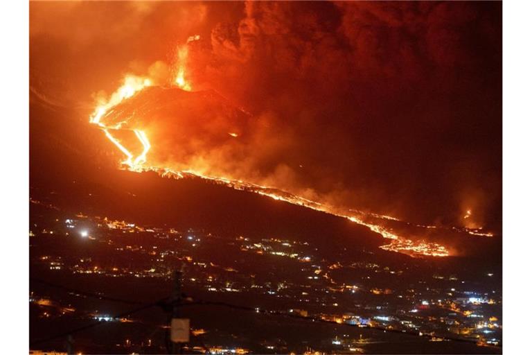 Glühende Lava fließt auf La Palma bei einem weiteren Vulkanausbruch einen Berg hinunter. Foto: Emilio Morenatti/AP/dpa