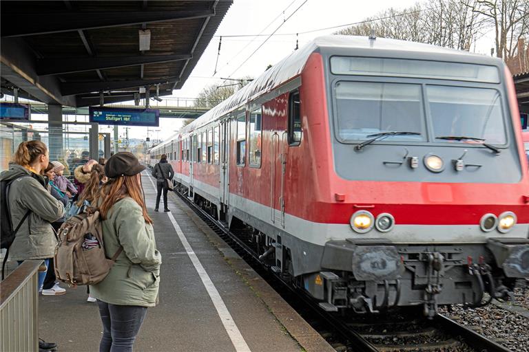 Go-Ahead startet den Betrieb auf der Murrbahn. Doch statt den neuen Flirt-XL-Triebwagen, fahren bis März etwas in die Jahre gekommene Ersatzfahrzeuge. Foto: A. Becher