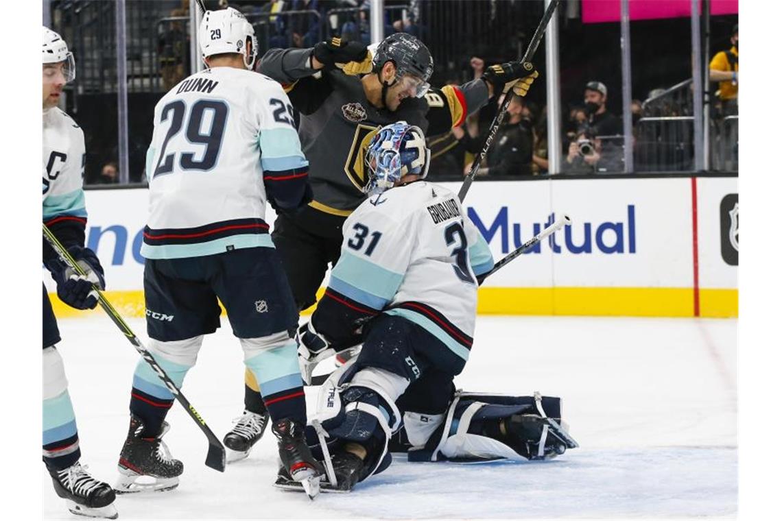 Goalie Philipp Grubauer (r) musste sich mit den Seattle Kraken den Vegas Golden Knights geschlagen geben. Foto: Chase Stevens/FR171365 AP/dpa