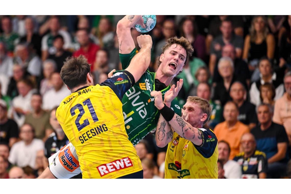 Göppinens Däne Victor Klöve wird von Aron Seesing gestoppt.
