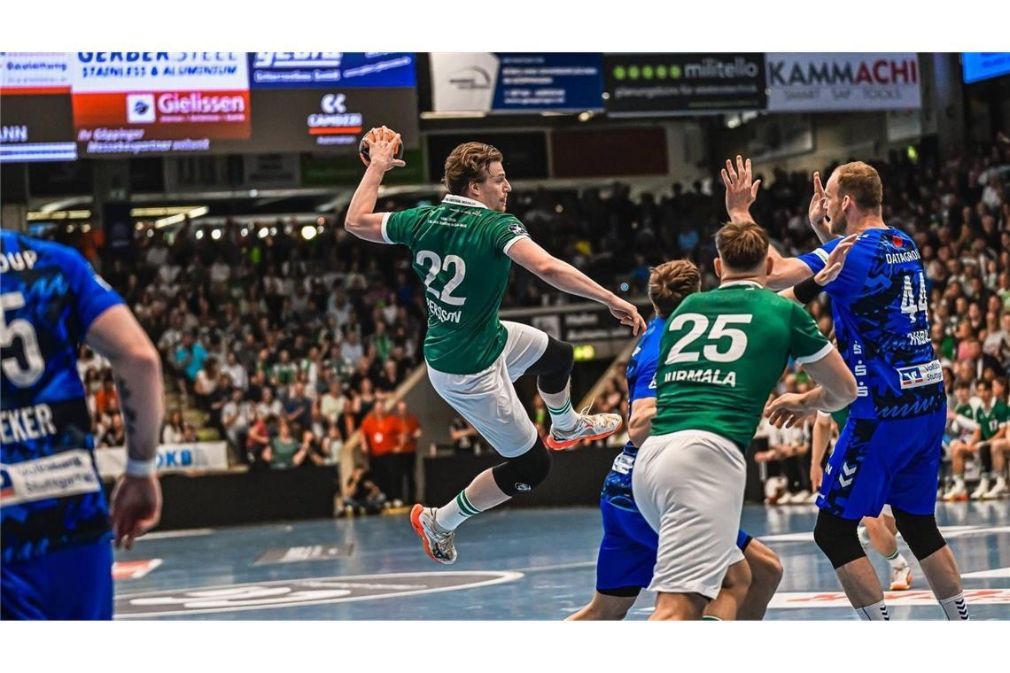 Göppingens Erik Persson zieht im Derby gegen den TVB Stuttgart aus dem Rückraum ab – beide Bundesligisten sind bereits in der ersten DHB-Pokal-Runde dabei.