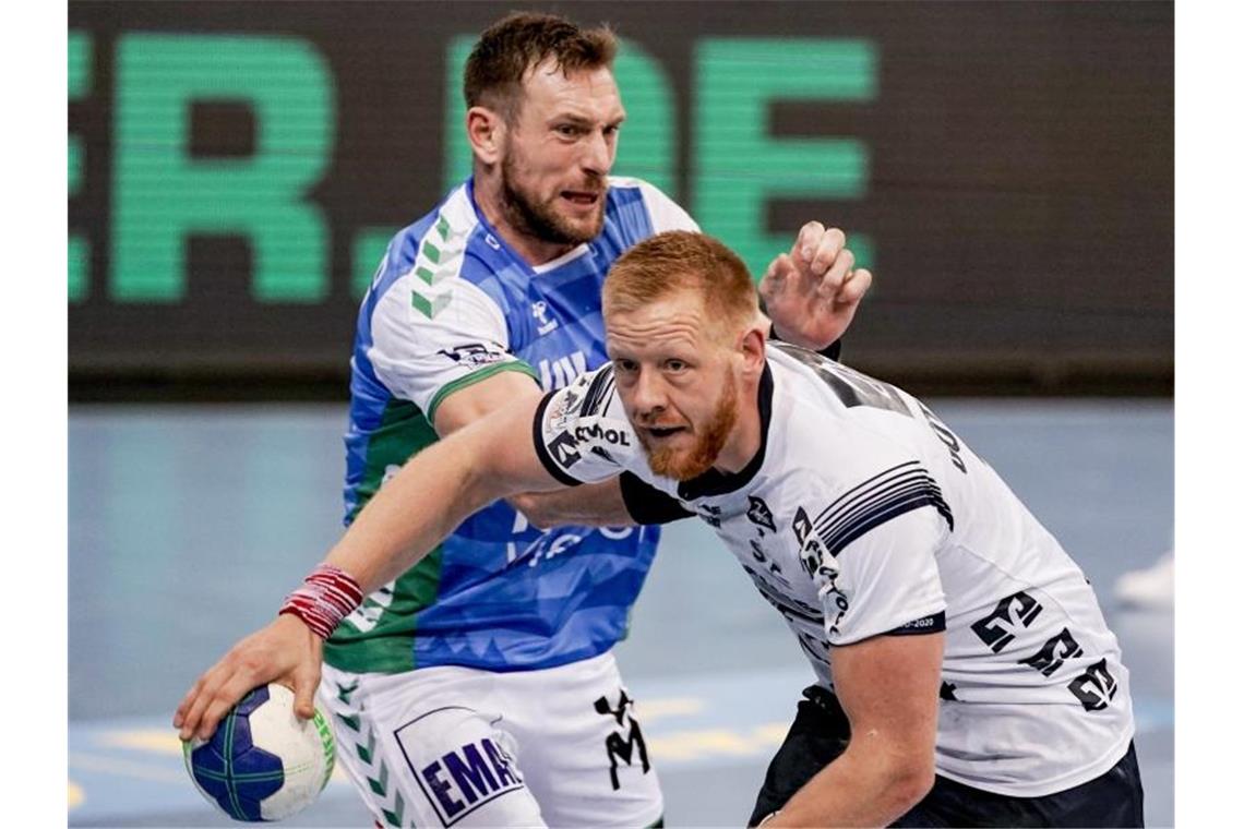 Kapitän Bagersted verlässt Göppingen zum Saisonende Göppingens Jacob Bagersted (l) und Flensburgs Jim Gottfridsson kämpfen um den Ball. Foto: Axel Heimken/dpa/Archivbild