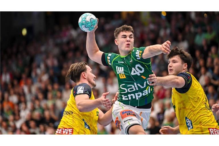 Göppingens Spielmacher Elias Newel tankt sich durch die Löwen-Abwehr, er warf sechs Tore und zeigte vor allem vor der Pause eine überragende Leistung.