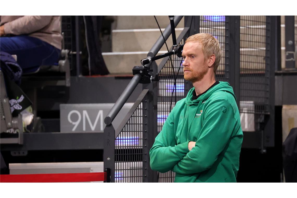 TVB Stuttgart fertigt Frisch Auf Göppingen im Derby ab Göppingens Sportlicher Leiter Christian Schöne mit enttäuschter Miene