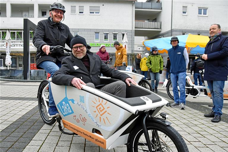 Götz Kemmler macht sich nochmals zu einer Testrunde auf dem Lastenfahrrad auf. Andreas Fritz von der Energieagentur (vorne) zeigt, dass das schnittige Gefährt ideal zum Transport dient. Beim Auftakt sind Backnangs Erster Bürgermeister Stefan Setzer (rechts) und Jürgen Ehrmann von der ADFC-Ortsgruppe Backnanger Bucht (Zweiter von rechts) mit von der Partie. Fotos: Tobias Sellmaier