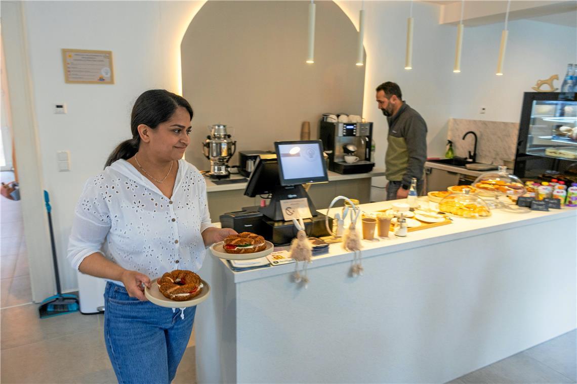 Gözde Yilmaz und ihr Mann Hakan haben mit ihrem Café eine kleine Wohlfühloase für Eltern und Kinder geschaffen. Foto: Alexander Becher