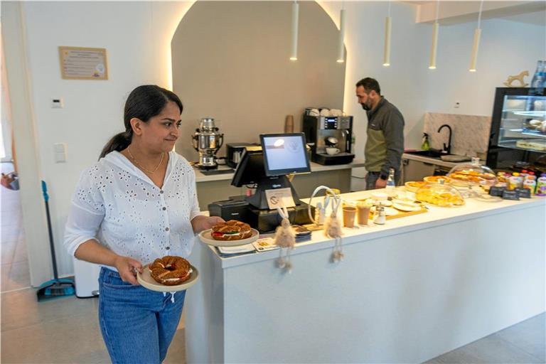 Gözde Yilmaz und ihr Mann Hakan haben mit ihrem Café eine kleine Wohlfühloase für Eltern und Kinder geschaffen. Foto: Alexander Becher