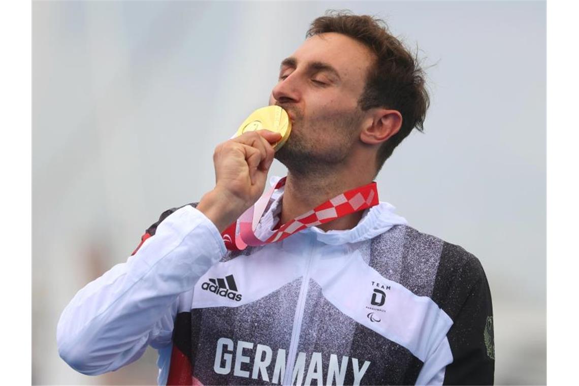 Gold als Belohnung: Triathlet Martin Schulz ist Paralympicssieger. Foto: Karl-Josef Hildenbrand/dpa