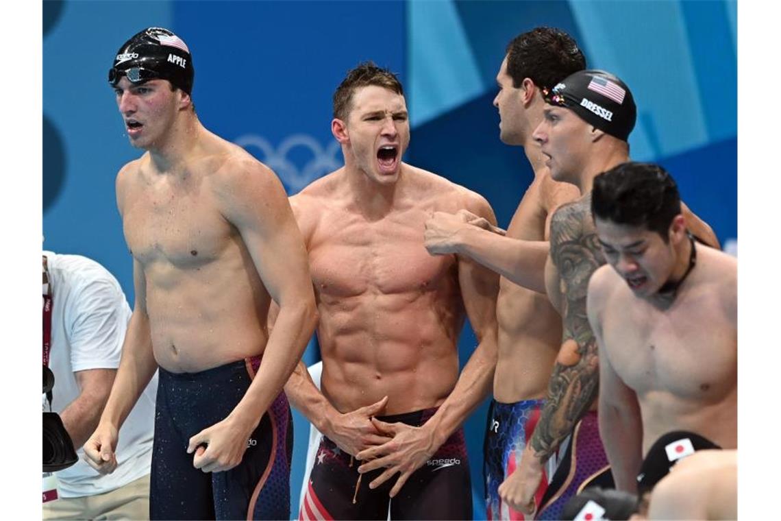 Das war die Olympia-Nacht Gold-Jubel: Die US-Staffel freut sich über Platz eins. Foto: Swen Pförtner/dpa