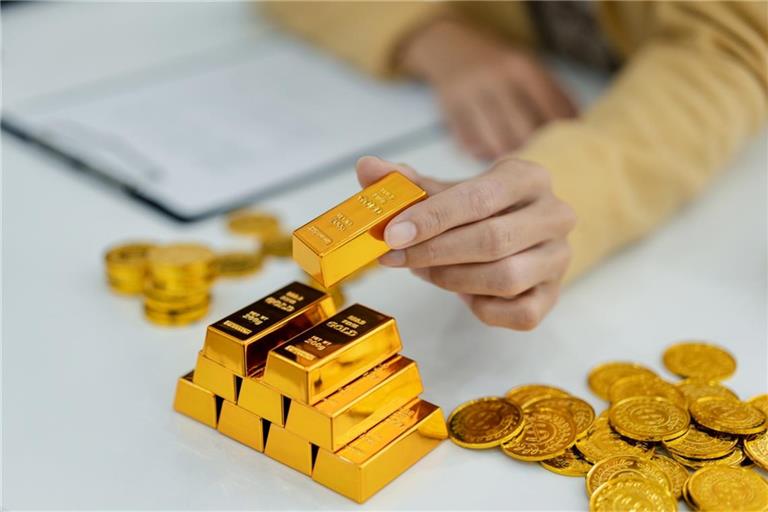 Gold kann zum Beispiel als Barren oder Münzen gekauft werden.