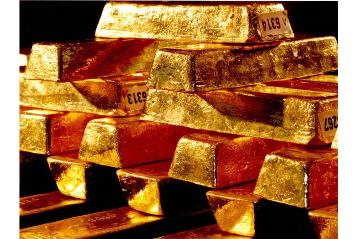 Goldbarren der Deutschen Bundesbank liegen im Tresor. Der Goldpreis ist wieder auf einem Höchststand. Foto: ./Bundesbank/dpa