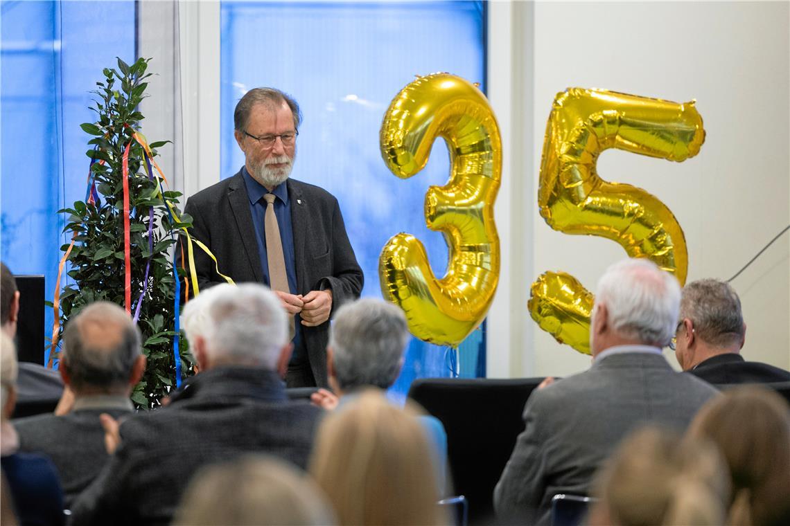 Backnang: Verein Kinder- und Jugendhilfe verabschiedet Heinz Franke Goldene Luftballons symbolisieren die 35 Jahre, in denen Heinz Franke den Verein Kinder- und Jugendhilfe in Backnang ehrenamtlich geleitet hat. Foto: Alexander Becher