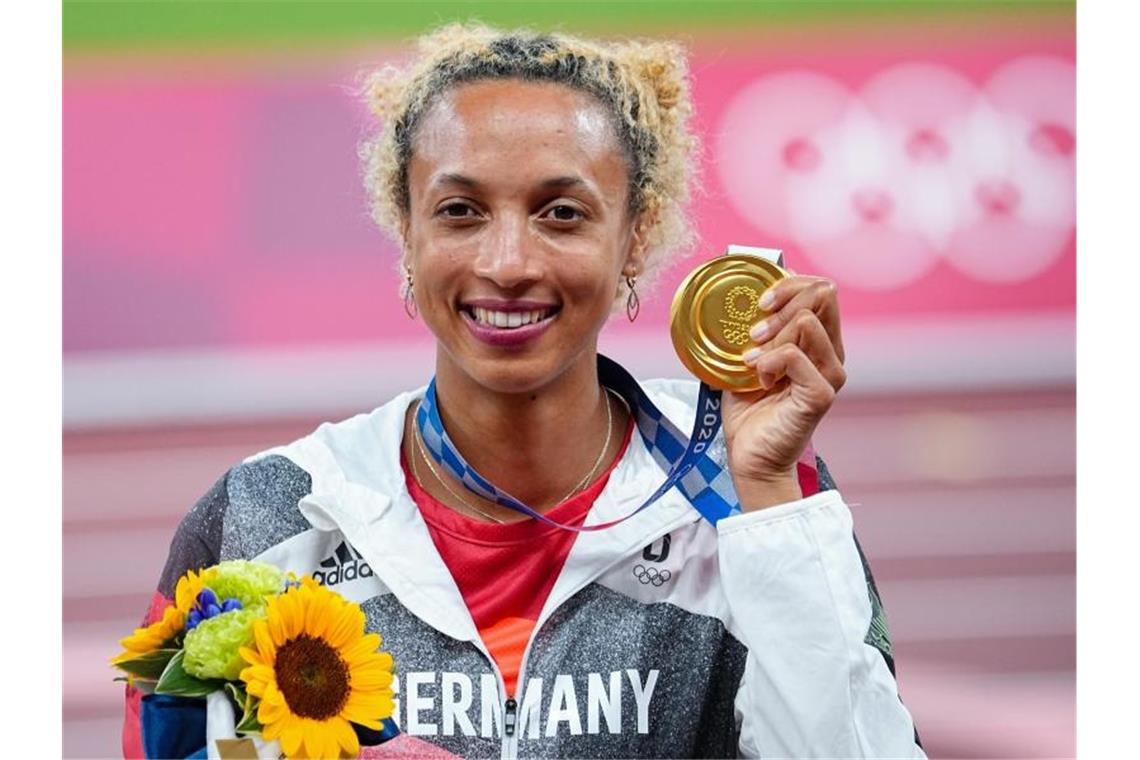 Goldig: Mihambo mit ihrer Goldmedaille. Foto: Michael Kappeler/dpa