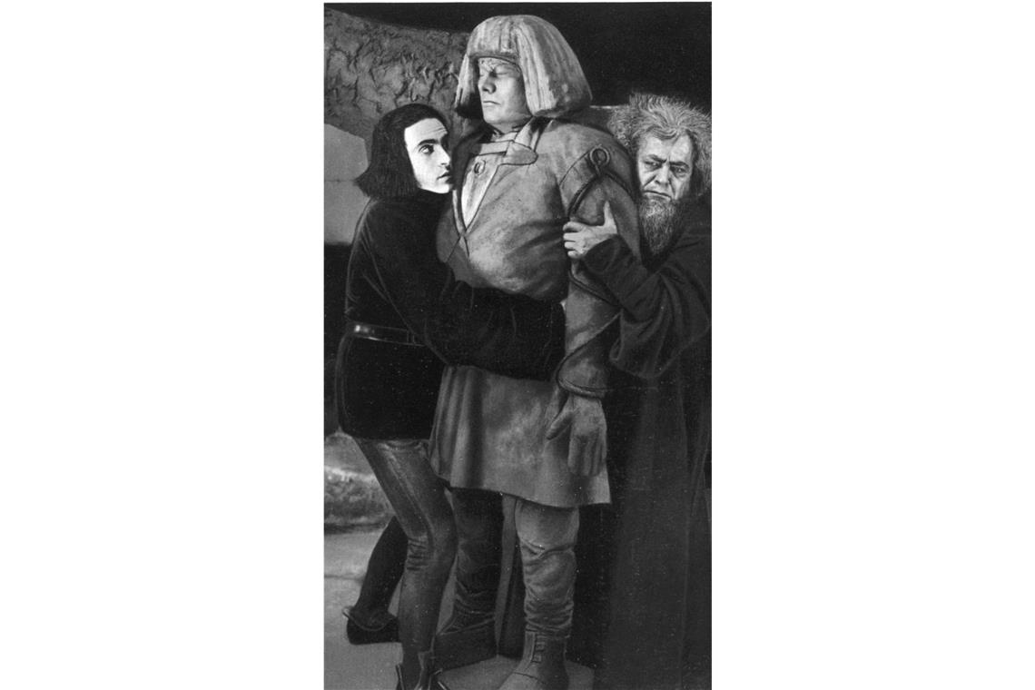 Was sich bei Halloween rumtreibt Golem: Seit dem frühen Mittelalter existiert in Mitteleuropa der Mythos des Golem, einer Figur aus der jüdischen Literatur und Mystik. Es handelt sich um ein von Weisen mittels Buchstabenmystik aus Lehm gebildetes stummes menschenähnliches Wesen, das gewaltige Größe und Kraft besitzt und Aufträge seines Schöpfers ausführt (Szene aus dem deutschen Spielfilm „Der Golem, wie er in die Welt kam“ aus dem Jahr 1920 von Regisseur Paul Wegener).