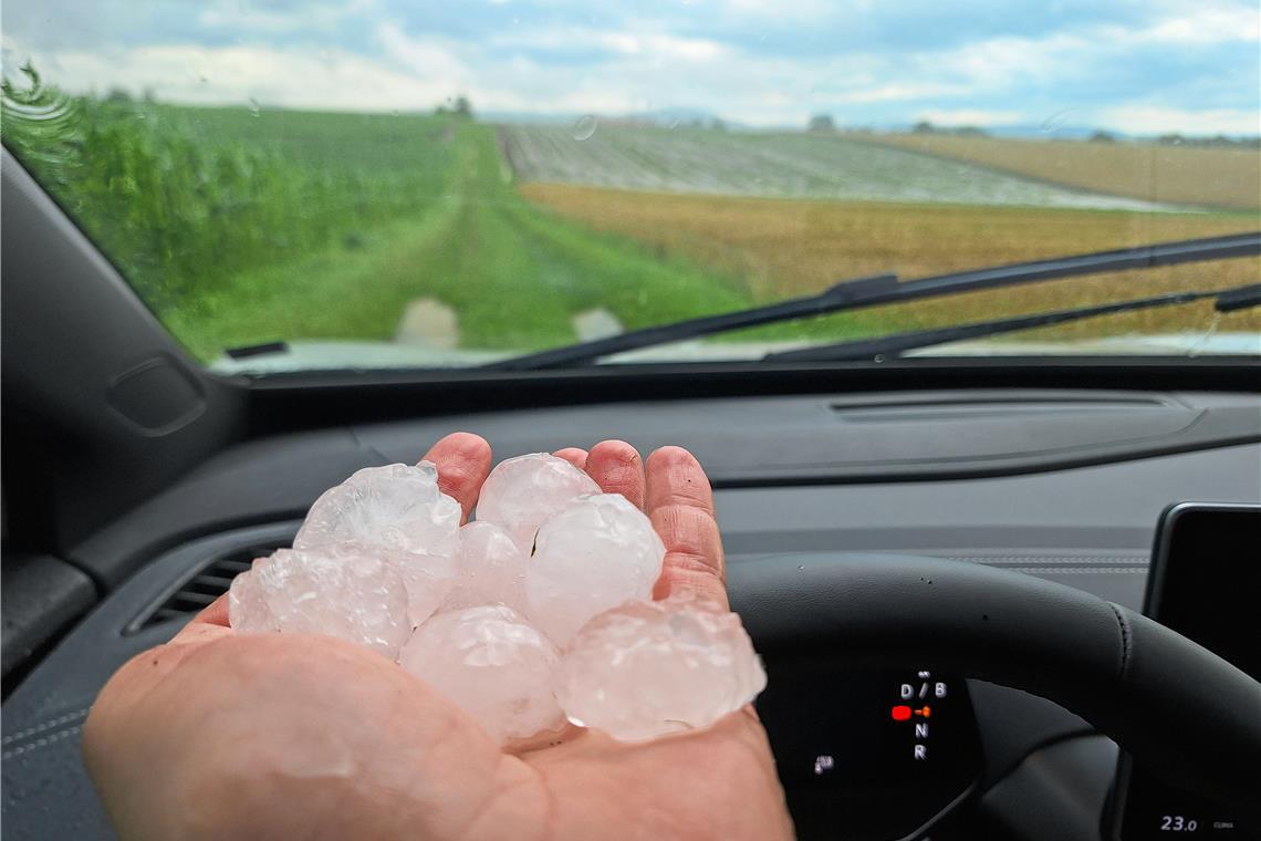 2024: Ein Jahr mit verrücktem Wetter im Rems-Murr-Kreis Golfballgroße Hagelkörner gingen Mitte Juli über dem Weissacher Tal nieder. Foto: privat