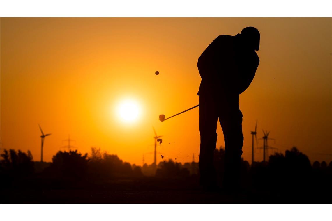 Golfen bei Sonnenaufgang. (Symbolbild)