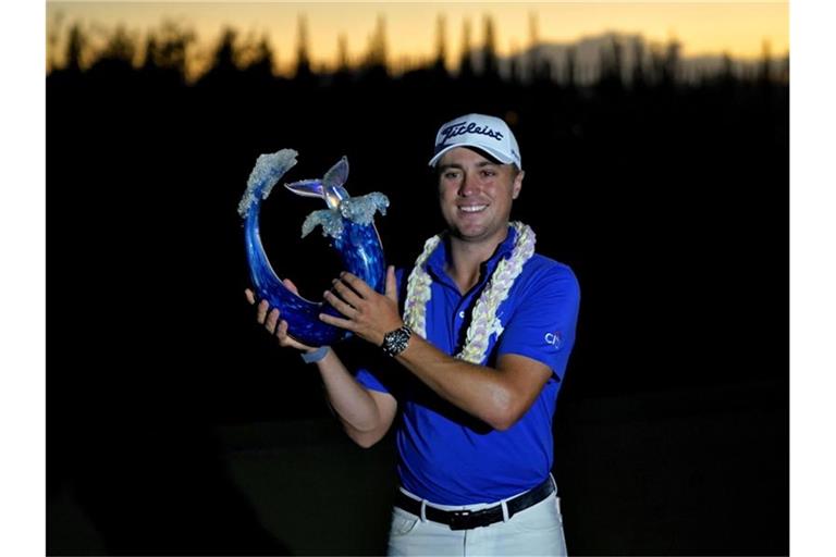 Golfprofi Justin Thomas gewann erneut das Jahres-Auftaktturnier auf Hawaii. Foto: Matt York/AP/dpa