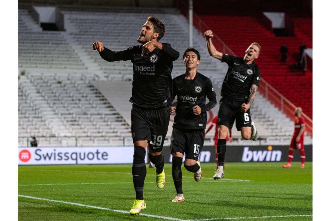 Goncalo Paciencia (l) schoss Eintracht Frankfurt in Antwerpen zum Sieg. Foto: Marius Becker/dpa