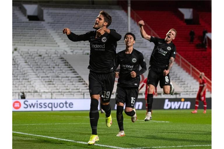 Goncalo Paciencia (l) schoss Eintracht Frankfurt in Antwerpen zum Sieg. Foto: Marius Becker/dpa