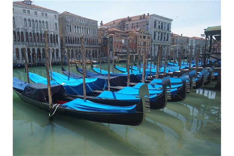 Gondeln sind auf dem Canal Grande an Holzpfählen festgemacht. Foto: Anteo Marinoni/LaPresse/AP/dpa