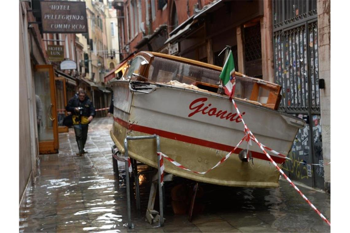 Gondeln und Boote wurden aus ihren Vertäuungen gerissen und trieben durch die Kanäle. Drei „Vaporetti“ sanken. Foto: Andrea Merola/ANSA/AP/dpa