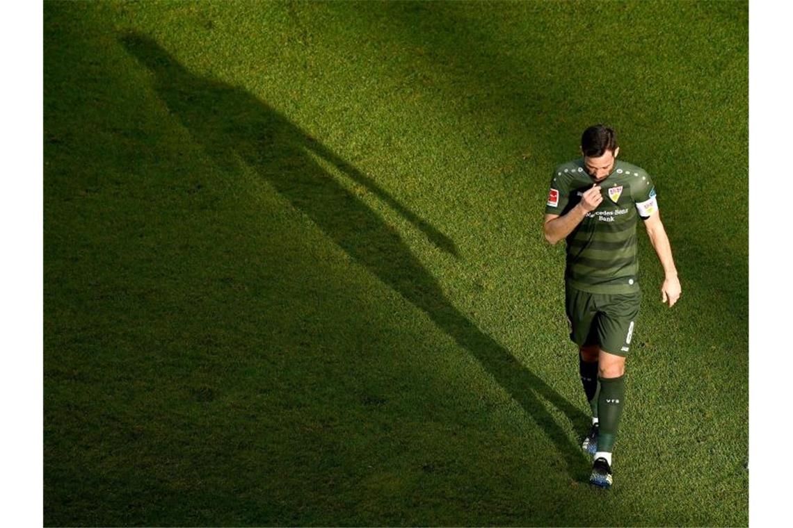 VfB Stuttgart geht die Luft aus: 1:3 gegen den Wolfsburg Gonzalo Castro vom VfB Stuttgart verlässt den Platz. Foto: Matthias Hangst/Getty Images Europe/Pool/dpa/Archivbild