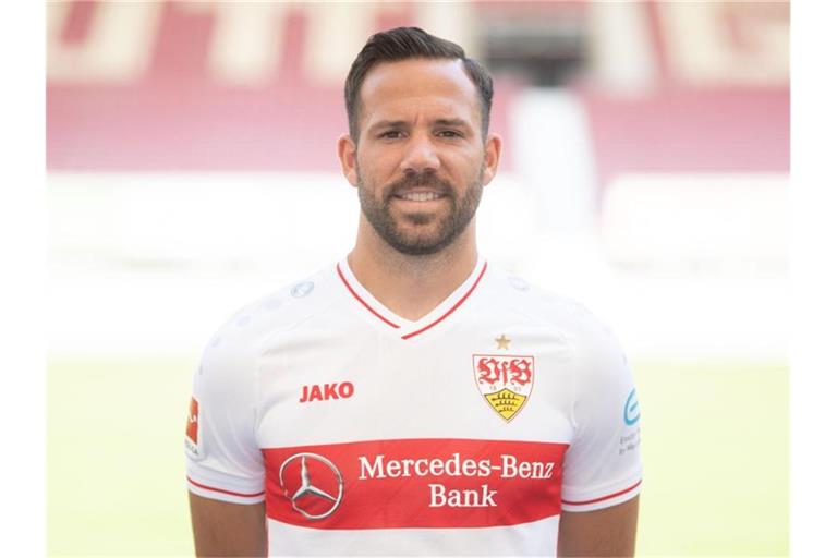 Gonzalo Castro vom VfB Stuttgart steht an der Seitenlinie. Foto: Marijan Murat/dpa/Archivbild