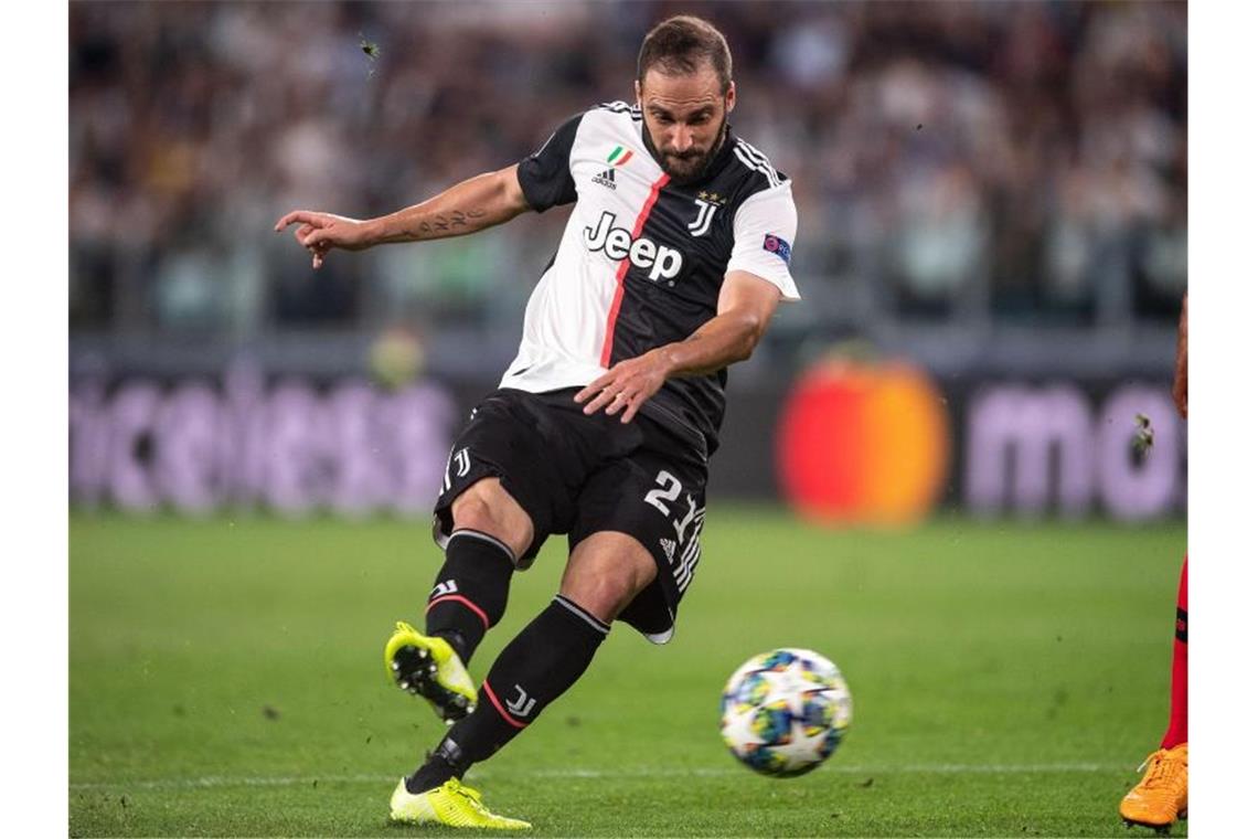 Gonzalo Higuain trifft zur 1:0 Führung gegen Bayer Leverkusen. Foto: Marius Becker/dpa