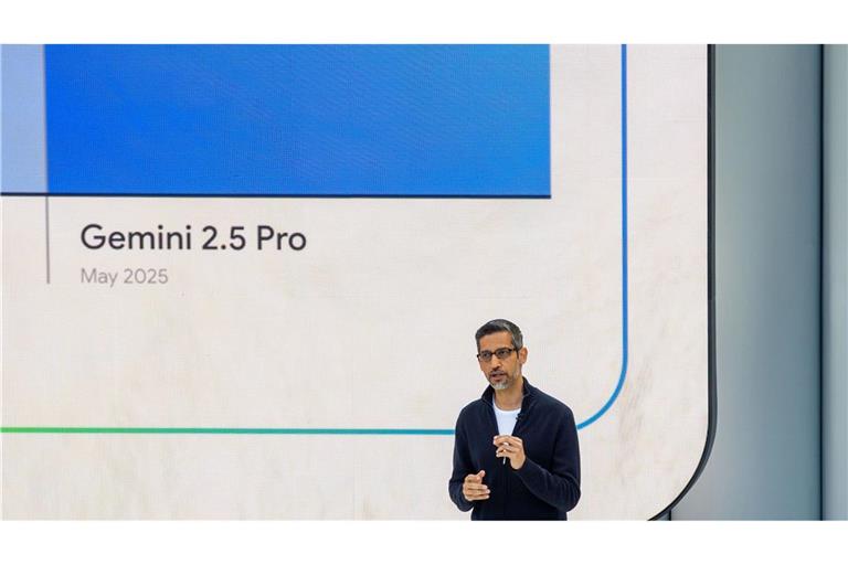Google-Chef Sundar Pichai stellt die neuen KI-Funktionen für die Suchmaschine vor.
