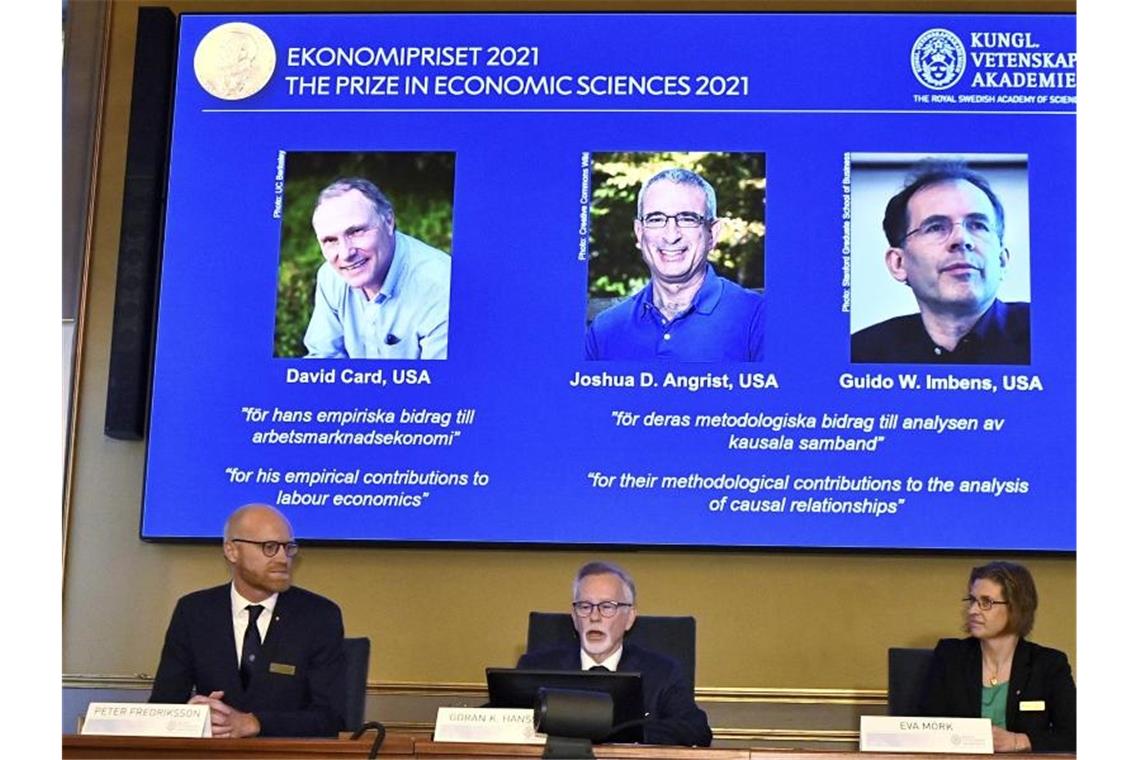 Witschaftsnobelpreis für Ökonomen in den USA Goran K. Hansson (M), Staatssekretär der Königlich Schwedischen Akademie der Wissenschaften, verkündet den Nobelpreis für Wirtschaftswissenschaften 2021. Foto: Claudio Bresciani/TT NEWS AGENCY via AP/dpa